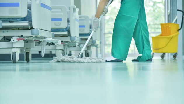 Trotz 40 Stunden Arbeit pro Woche wie beispielsweise in der Reinigungsbranche ist das Leben für viele kaum noch leistbar. (Bild: stock.adobe.com)