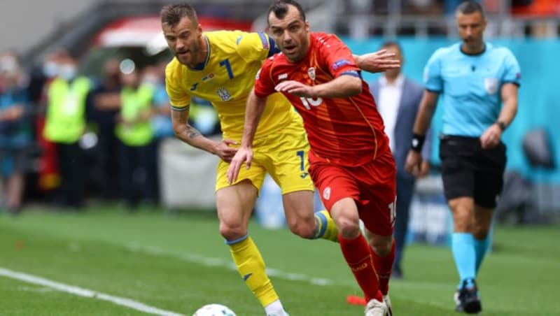 Andrij Jarmolenko gegen Goran Pandev (Bild: AFP/Marko Djurica)