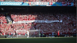 Das ganze Stadion applaudiert für Christian Eriksen (Bild: Copyright 2021 The Associated Press. All rights reserved)