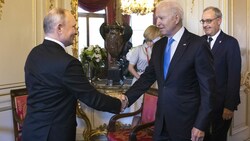 Wladimir Putin und Joe Biden wirkten auf dem Gipfel phasenweise durchaus sehr vertraut miteinander. (Bild: AFP)