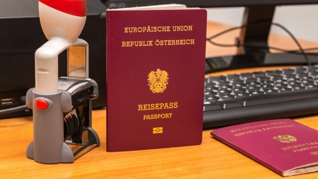 Nach acht Jahren darf sich Herr M. jetzt über seinen österreichischen Pass freuen. (Bild: stock.adobe.com)