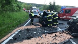 Die eingeklemmten Personen mussten von den Einsatzkräften aus den Autos geschnitten werden. (Bild: Feuerwehr Wolfsberg)