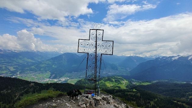 Wer den Aufstieg zur Mondspitze auf sich genommen hat, wird mit einem tollen Ausblick belohnt. Bis zu den Tiroler Bergen kann man sehen. (Bild: Rubina Bergauer)