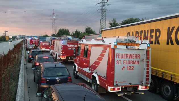 Alarmierte Feuerwehren brauchen einen Weg zum Unfallort (Bild: FOTOKERSCHI.AT/Werner Kerschbaum)