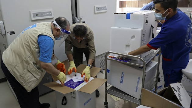 Im Mai lieferten Mitarbeiter der UNO Impfstoff von Biontech/Pfizer in den Gazastreifen. (Bild: APA/AFP/Mohammed ABED)