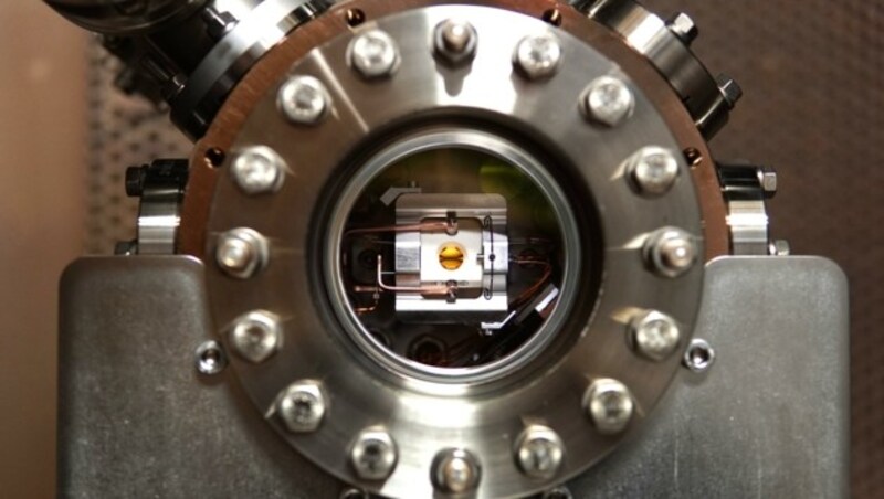 Damit sie im Gehäuse Platz hat, ist die Ionenfalle in der Vakuumkammer kleiner als sonst üblich. (Bild: Uni Innsbruck)