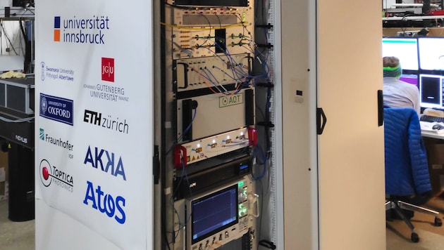 Der kompakte Quantencomputer passt in zwei 19-Zoll-Serverracks. (Bild: Uni Innsbruck)