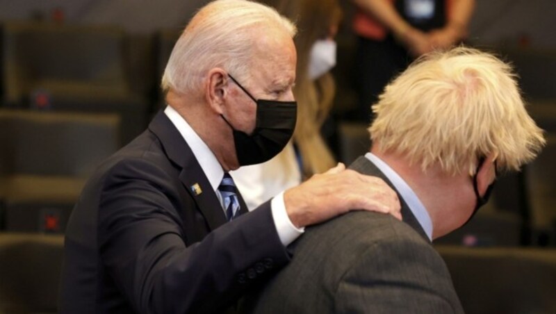 Amerikanisch-britischer Schulterschluss: Joe Biden glaubt, sich auf seinen treuen Kumpel Boris Johnson verlassen zu können. Darin haben sich aber schon viele getäuscht. (Bild: AP)