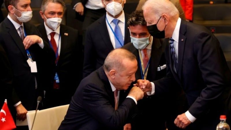 Nein, kein Handkuss: Biden überraschte Erdoğan am Tisch durch einen persönlichen Begrüßungs-Vorstoß. Daraus wurde ein etwas verunglückter Handschlag mit Corona-Faust. (Bild: Reuters)