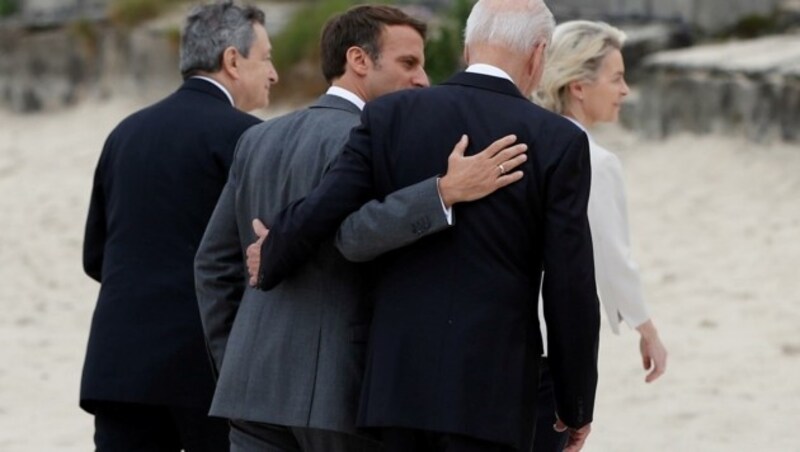 Frankreichs Präsident Macron mit US-Präsident Biden im Juni 2021 (Bild: Reuters)