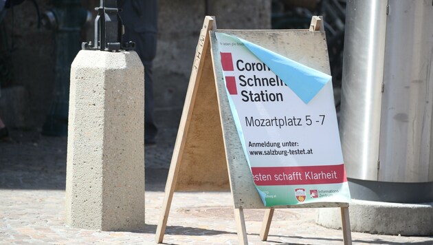 In den Gemeinden können die Testkapazitäten wegen wenig Andrang heruntergeschraubt werden. In der Stadt wurden sie am Mozartplatz gebündelt. (Bild: Tröster Andreas)