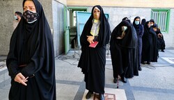 Streng konservative Iranerinnen folgten dem Wahlaufruf ihres Obersten Führers Ali Khamenei und gaben ihre Stimme für dessen Wunschkandidaten Ebrahim Raisi ab. (Bild: ATTA KENARE)