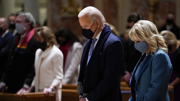 Joe Biden und seine Frau Jill sind gläubige Katholiken. (Bild: AP/Evan Vucci)