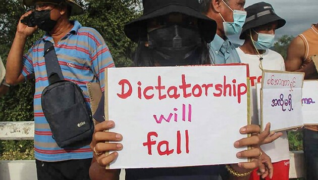 Eine Demonstrantin hofft, dass das Regime der Militärmachthaber bald ein Ende hat. (Bild: AFP)