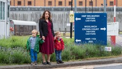 Assanges Verlobte Stella Morris mit den beiden gemeinsamen Kindern vor den Toren des Hochsicherheitsgefängnisses Belmarsh (Bild: ASSOCIATED PRESS)