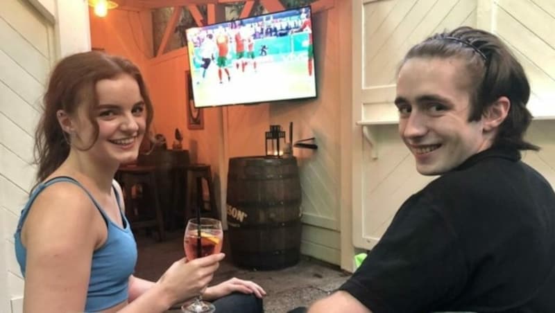 Wenn Jack und Maria nicht gerade im McMullens in Villach arbeiten, schauen sich die Fußballbegeisterten in der Freizeit dort die Spiele an. (Bild: Peter Kleinrath)
