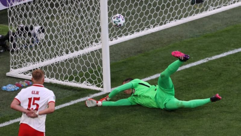 Wojciech Szczesny mit dem ersten Eigentor eines Torhüters (Bild: Copyright 2021 The Associated Press. All rights reserved)