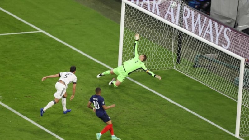 Mats Hummels überwand seinen Torhüter Manuel Neuer gegen Frankreich (Bild: AFP)