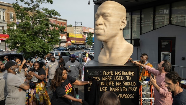 Eine Statue des von Polizisten getöteten Afroamerikaners George Floyd ist während der „Juneteenth“-Feierlichkeiten in Brooklyn enthüllt worden. (Bild: AFP)