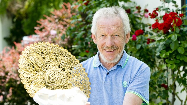 Michael Selb und eine seiner selbstgefertigten Goldradhauben - ein Meisterwerk (Bild: Mathis Fotografie)