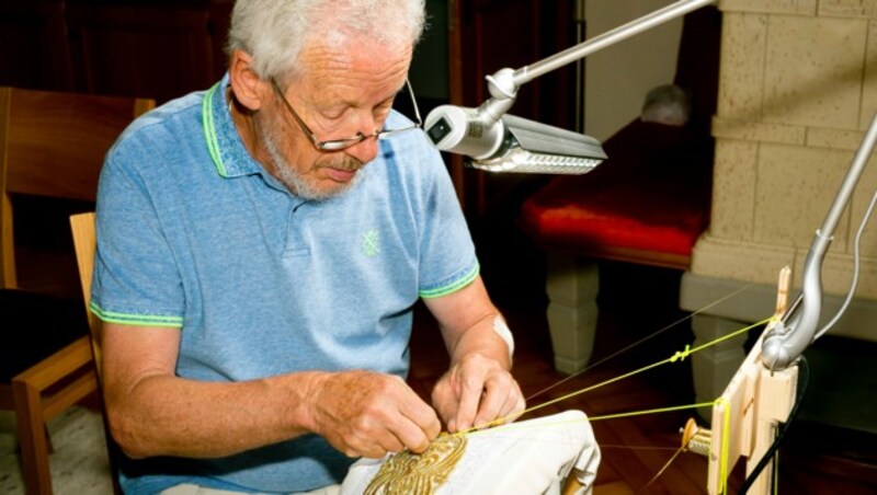 350 Stunden Handarbeit stecken in jeder der Hauben (Bild: Mathis Fotografie)