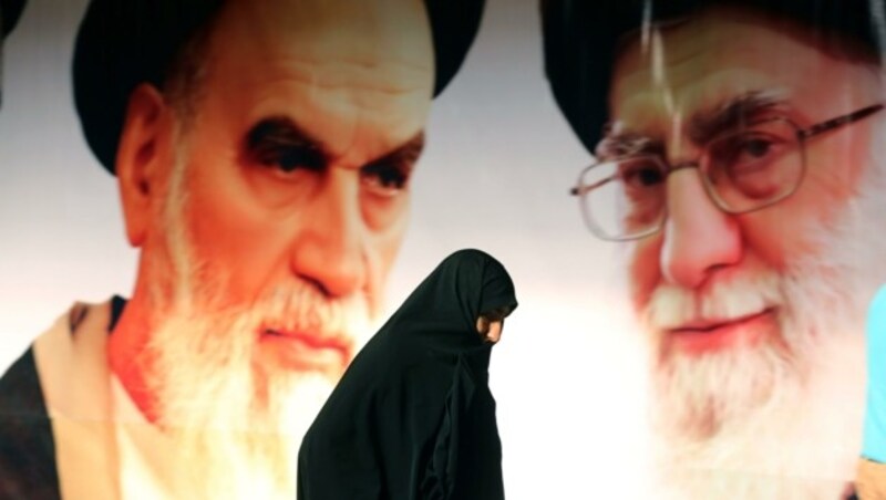 Revolutionsführer Ayatollah Khomeini (li., 1979–1989) und sein (lebenslanger) Nachfolger seither Ali Khamenei. (Bild: ATTA KENARE)