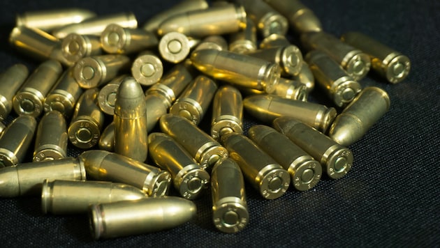 Tausende Schuss Munition, vier Langwaffen, zwei Kurzwaffen, zwei Messer und einen illegalen Schlagring hatte ein 53-Jähriger im Haus, als er seine Stieftochter bedrohte (Symbolbild). (Bild: stock.adobe.com)