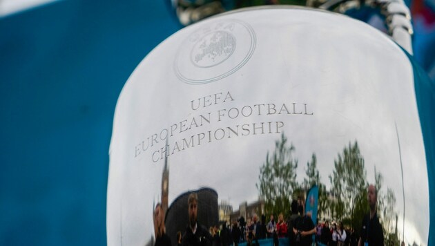 Wer darf den Pokal schlussendlich in den Händen halten? Der Modus der EM lässt jedenfalls kein frühes Favoritensterben zu. (Bild: AFP)
