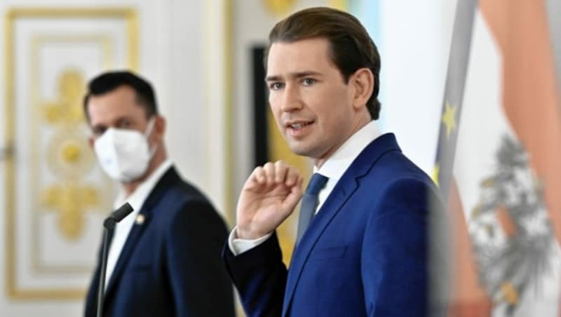 Wann fallen die Masken im Handel? Kanzler Sebastian Kurz (ÖVP) und Gesundheitsminister Wolfgang Mückstein (Grüne) sind sich nicht ganz einig. (Bild: APA/picturedesk.com/Herbert Neubauer)