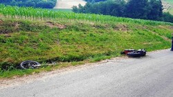 In zwei Teile wurde das Motorrad des Unfallopfers gerissen. (Bild: FF Kleinfrannach)