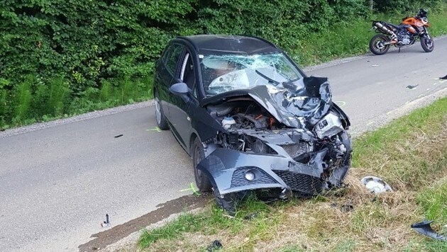 Am Unfallauto entstand ein Totalschaden. Der Lenker blieb unverletzt. (Bild: FF Kleinfrannach)