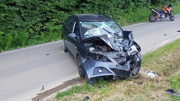 Am Unfallauto entstand ein Totalschaden. Der Lenker blieb unverletzt. (Bild: FF Kleinfrannach)