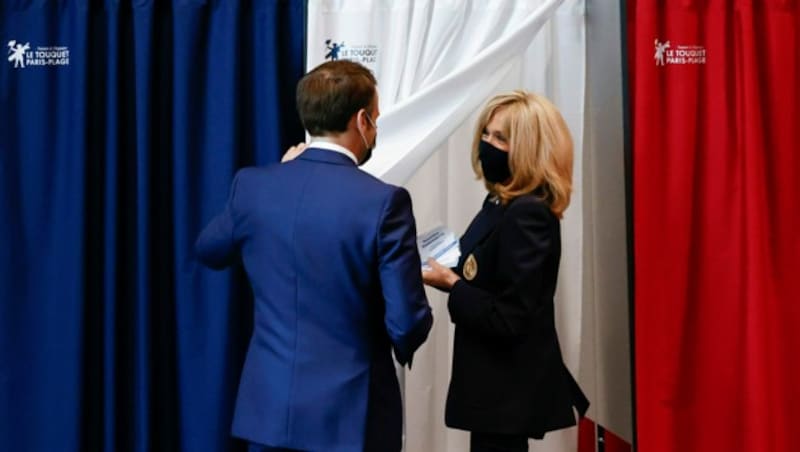 Frankreichs Präsident Emmanuel Macron mit seiner Ehefrau Brigitte (Bild: AP)