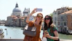 Touristinnen genießen eine Tour durch Venedig (Bild: AFP )