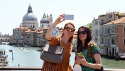 Touristinnen genießen eine Tour durch Venedig (Bild: AFP)