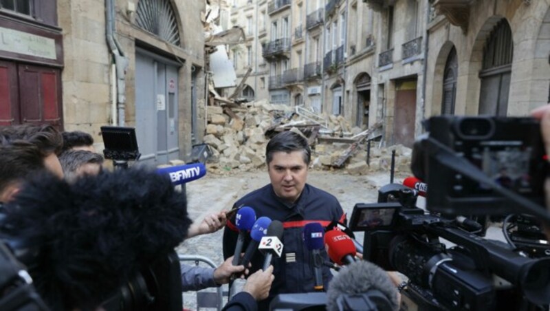 Arnaud Mendousse von der örtlichen Feuerwehr vor den Trümmern des Hauses (Bild: AFP)