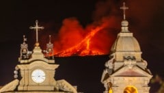 Die Kirche Santa Maria della Guardia in Belpasso nahe der Stadt Catania trotzt der Lava. (Bild: AP)