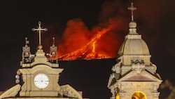 Die Kirche Santa Maria della Guardia in Belpasso nahe der Stadt Catania trotzt der Lava. (Bild: AP)