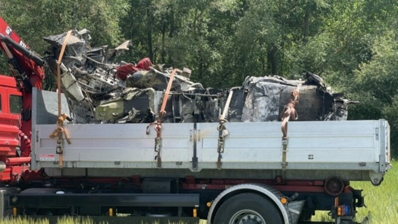 Das völlig zerstörte Wrack der T-28 beim Abtransport (Bild: Deník/Jana Urbanová)