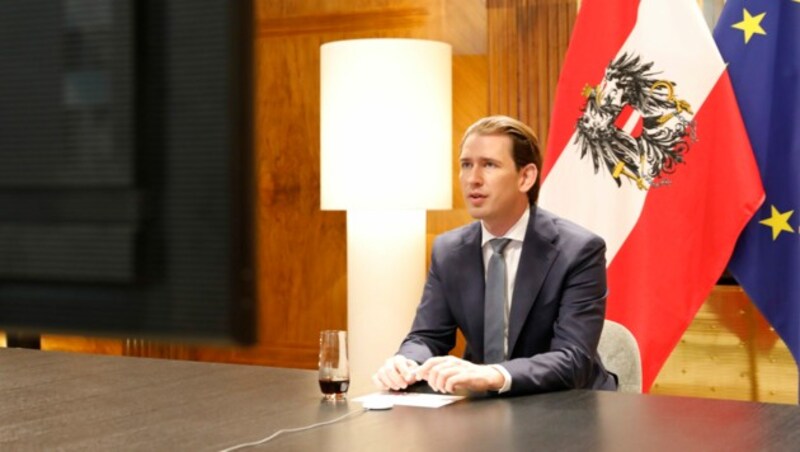 Kurz besprach im Vorfeld seiner Deutschland-Reise Themen wie die Corona-Pandemie mit der deutschen Kanzlerin Merkel. (Bild: AP)