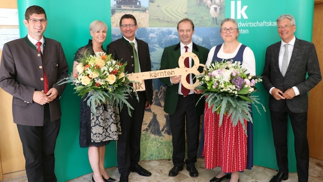 Agrarlandesrat Martin Gruber, neuer LK-Präsident Siegfried Huber mit Gattin Renate, Alt-LK-Präsident Johann Mößler mit Gattin Barbara, Landeshauptmann Peter Kaiser. (Bild: LK Kärnten/Christoph Gruber )