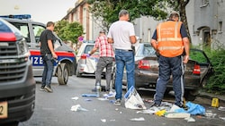 In der Linzer Franckstraße sicherten Ermittler den Tatort (Bild: Alexander Schwarzl)