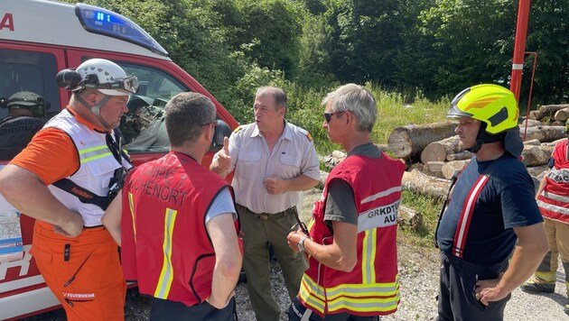 Acht Feuerwehren, Polizei und Bergrettung waren im Löscheinsatz. (Bild: AFKDO Mondsee, C. Stoxreiter )