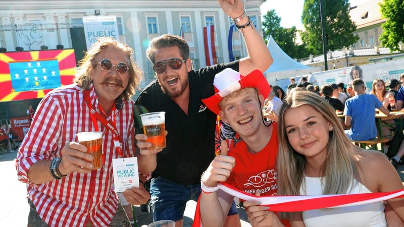 Die Fußballfans fiebern vor dem Rathaus mit. (Bild: Rojsek-Wiedergut Uta)