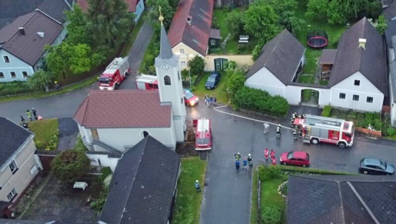 Ein Blitzschlag hat einen Feuerwehreinsatz in Kautzen (Bezirk Waidhofen a.d. Thaya) ausgelöst. Aus einem Dachstuhl war Rauch aufgestiegen. (Bild: APA/BFK WT/ST. MAYER)