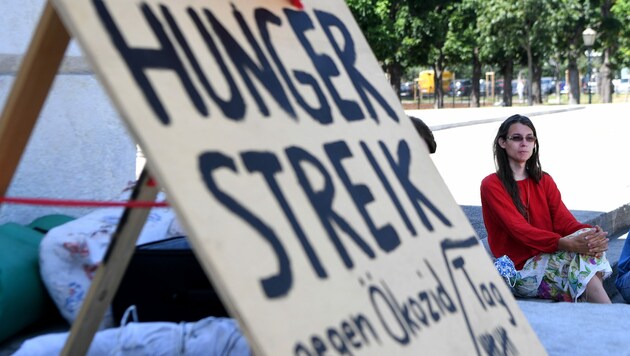Klimaaktivistin Martha Krumpeck ist im Hungerstreik. (Bild: APA/ROLAND SCHLAGER)