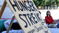 Klimaaktivistin Martha Krumpeck ist im Hungerstreik. (Bild: APA/ROLAND SCHLAGER)