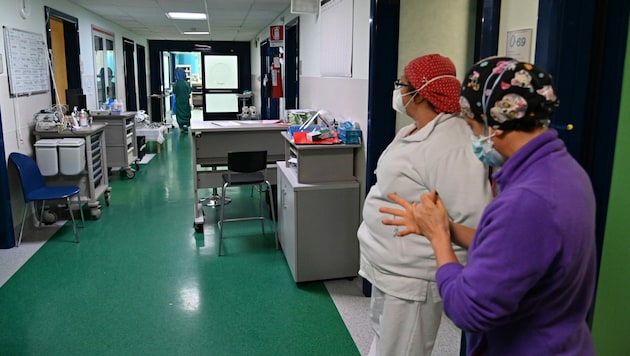 In Italien verweigern rund 45.000 Mitarbeiter im Gesundheitswesen sich gegen Covid-19 impfen zu lassen. (Bild: AFP)