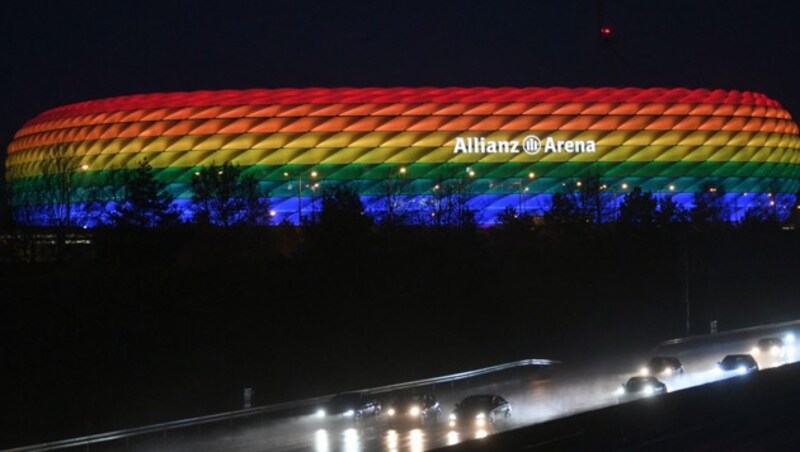 Echter Hingucker: Die Allianz-Arena in München in Regenbogenfarben. (Bild: AFP/Andreas Gebert)