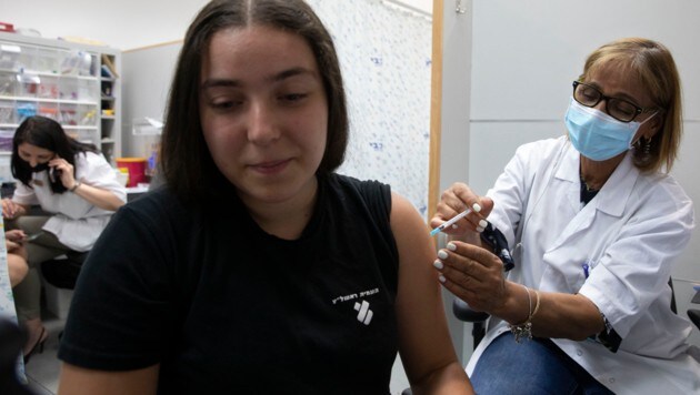 Corona-Impfung für junge Menschen ab 12: Was in Israel (Bild) seit Wochen möglich ist, startet nun auch in der Bundeshauptstadt. (Bild: ASSOCIATED PRESS)